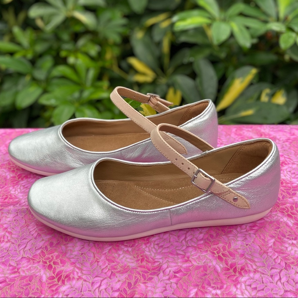 Clarks Silver Mary Jane’s Feature Film Size 8M